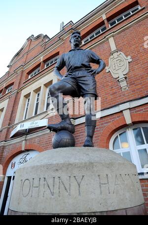 Vista generale della statua di Johnny Haynes fuori Craven Cottage Foto Stock