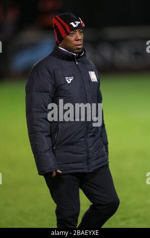 Il primo allenatore di squadra ian Wright di Milton Keynes Dons Foto Stock