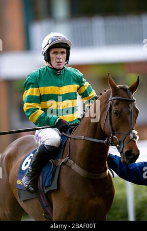 Jockey Tony McCoy su è un Gimme prima del William Hill Priority Prices handicap hurdle Foto Stock