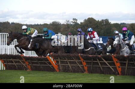 Jockey Tony McCoy su IT's A Gimme (l) guida Noel Fehily su Paintball (seconda a sinistra) durante il William Hill Priority Prices handicap hurdle Foto Stock