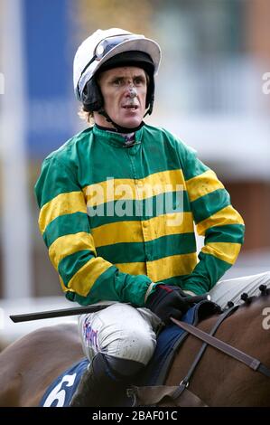 Jockey Tony McCoy su è un Gimme prima del William Hill Priority Prices handicap hurdle Foto Stock