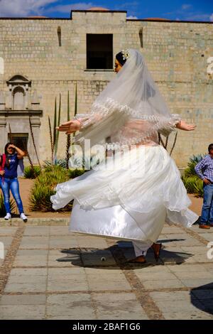 Grande Puppet vestito in abito sposa che gira davanti alla chiesa di Oaxaca. Oaxaca, Messico Foto Stock