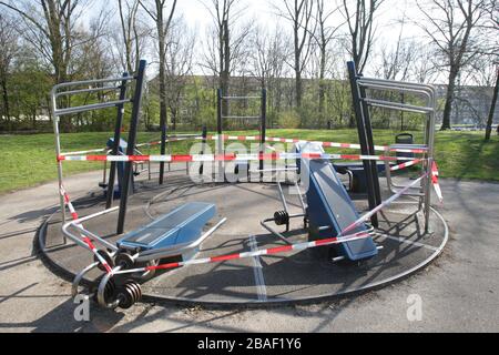 Amsterdam, Paesi Bassi. 27 marzo 2020. La linea di polizia non è nastro trasversale è visto la palestra all'aperto al Rembrantd Park il 27 marzo 2020 ad Amsterdam, Paesi Bassi. Il ministro olandese della giustizia e della sicurezza Ferdinand Grapperhaus ha ordinato nuove misure più severe per combattere la diffusione del coronavirus, nei parchi, nelle strade e negli spazi pubblici, la gente deve praticare il distanziamento sociale e mantenere 1.5 metri, questo per un gruppo di tre o più persone (che non sono familiari), Una multa di 400 euro sarà consegnato.(Photo by Paulo Amorim/Sipa USA Credit: Sipa USA/Alamy Live News Foto Stock