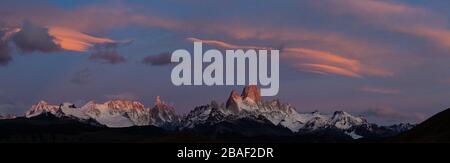 Una foto panoramica dell'alba sul Monte Fitzroy a El Chalten nella Patagonia meridionale, Argentina Foto Stock