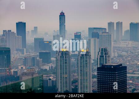 Una vista elevata dello Skyline di Jakarta, Jakarta, Indonesia. Foto Stock