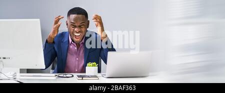 Banner di Angry uomo d'affari africano gridando in ufficio Foto Stock