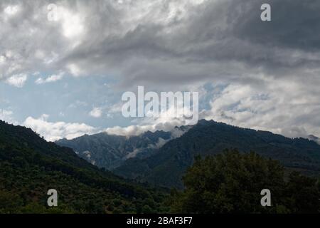 La vista delle montagne vicino Corte, con gola Restonica. Foto Stock