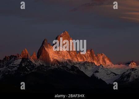 Alba sul Monte Fitzroy a El Chalten nella Patagonia meridionale, Argentina Foto Stock