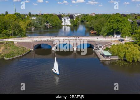 Barca a vela presso il ponte Krukoppel nell'estuario dell'Alster di Amburgo Foto Stock