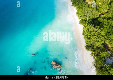 Splendida vista aerea di Anse Lazio spiaggia drone sull'isola di Praslin Seychelles Turchese acqua oceanica Foto Stock