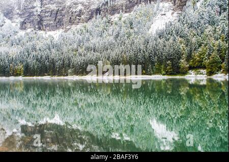 Riflessione nel Lac de Montriond nella regione Haute Savoie della Francia sopra Montriond, questo colpo è stato preso in inverno nel mese di settembre. Foto Stock