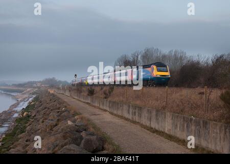 Treno ad alta velocità della ferrovia East Midlands (a noleggio per LNER) passando per North Ferriby, Humberside, Regno Unito Foto Stock