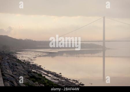 LNER treno ad alta velocità passando il ponte Humber e il fiume Humber a North Ferriby in una mattina misty con uno scafo - Kings cross treno Foto Stock