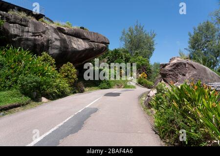 Giovani donne seduti sulla spiaggia di Anse Petit a Mahe Island Seychelles Foto Stock