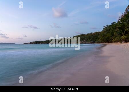 Vista del tramonto sulla spiaggia di Anse Lazio, Isola di Praslin Seychelles Foto Stock