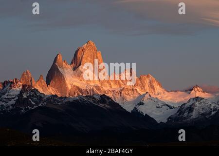 Alba sul Monte Fitzroy a El Chalten nella Patagonia meridionale, Argentina Foto Stock