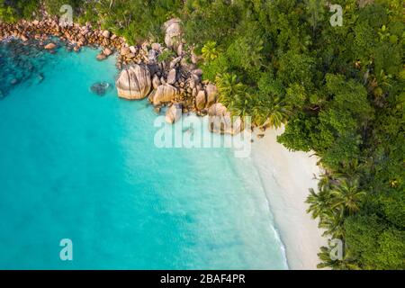 Splendida vista aerea di Anse Lazio spiaggia drone sull'isola di Praslin Seychelles Turchese acqua oceanica Foto Stock