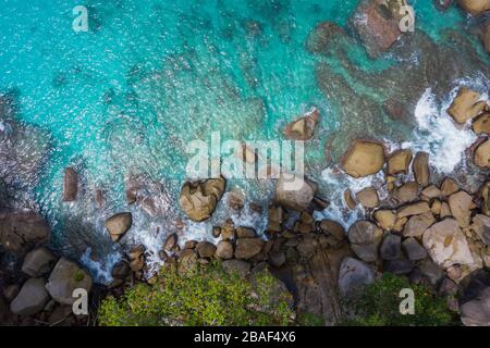 Splendida vista aerea di Anse Lazio spiaggia drone sull'isola di Praslin Seychelles Turchese acqua oceanica Foto Stock