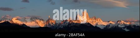 Una foto panoramica dell'alba sul Monte Fitzroy a El Chalten nella Patagonia meridionale, Argentina Foto Stock