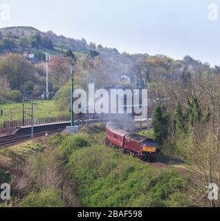 West Coast Railway classe 47 locomotiva 47826 con partenza da Oxenholme la stazione Lake District sulla linea di filiale Windermere a binario singolo Foto Stock