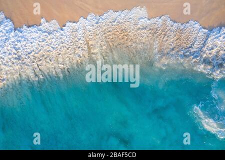 Vista aerea dall'alto verso il basso dei droni delle potenti onde da surf che si infrangono sulla spiaggia di Anse Intendance, Mahe Island, Seychelles Foto Stock