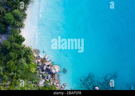 Splendida vista aerea di Anse Lazio spiaggia drone sull'isola di Praslin Seychelles Turchese acqua oceanica Foto Stock