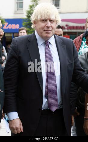 19 maggio 2017, Londra, Regno Unito: (EDITORâ€™S NOTA: Immagine archiviata 19/05/2017).Boris Johnson visita Hounslow High Street durante la campagna elettorale generale del 2017, Hounslow..primo ministro Boris Johnson MP ha testato positivo per il coronavirus, Downing Street ha annunciato che il sig. Johnson ha sintomi lievi e si autoisola a Downing Street. Egli sarà ancora responsabile della gestione della crisi da parte del governo, ha aggiunto la dichiarazione. (Credit Image: © Keith Mayhew/SOPA Images via ZUMA Wire) Foto Stock