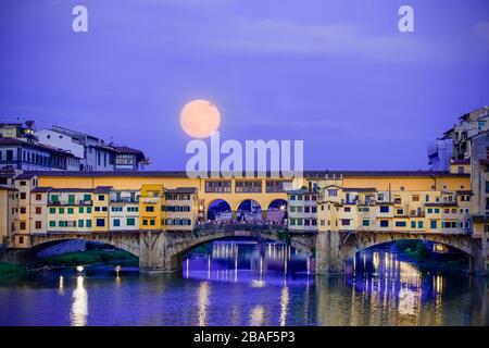 Supermoon su Ponte Vecchio, Firenze, Italia, vista dal Ponte Santa Trinita (Ovest) Foto Stock