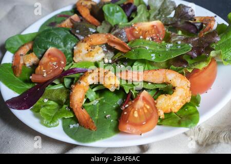 Gamberi alla griglia, verdure ed insalata di erbe su un piatto Foto Stock