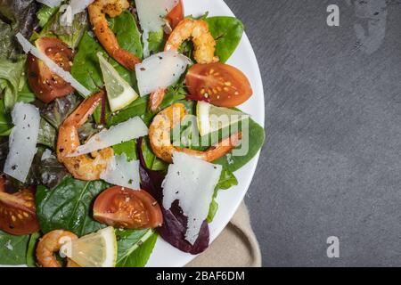 Gamberi alla griglia, verdure ed insalata di erbe su un piatto Foto Stock