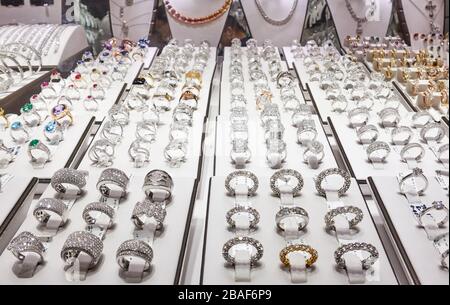 gioielleria diamante con anelli e collane vetrina di un negozio al  dettaglio di lusso 11673639 Stock Photo su Vecteezy