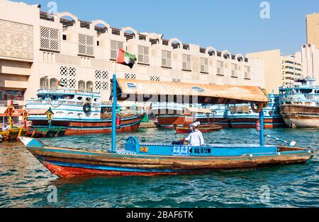 Dubai, Emirati Arabi Uniti - 31 gennaio 2020: Tradizionale barca Abra senza passangers sul Creek a Dubai, Emirati Arabi Uniti Foto Stock