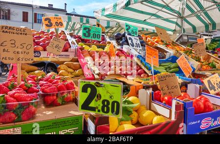 Faenza, Italia - 27 febbraio 2020: Bancarella di mercato con frutta e verdura con prezzi a Faenza Foto Stock