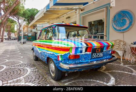 Cattollca, Rimini, Italia - 29 febbraio 2020: Auto retro colorata NSU Prinz L parcheggiata accanto al negozio Brandina Foto Stock