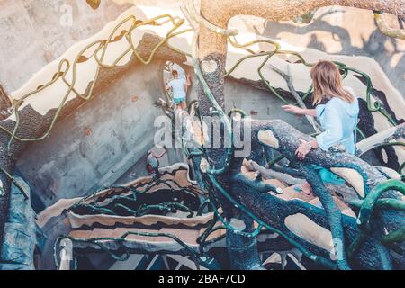 DALAT, VIETNAM. APRILE 26, 2019.Unidentified turisti vengono a visitare a Hang Nga Guesthouse, Crazy House, a Dalat, Vietnam il 26,2019 aprile a Dalat, VI Foto Stock