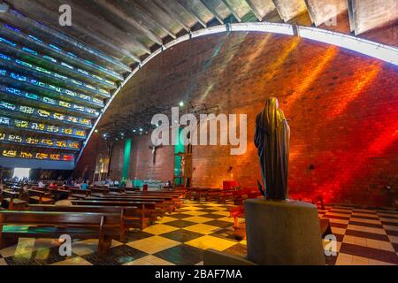 El Rosario Chiesa in San Salvador, El Salvador con tetto ad arco decorato con molteplici vetrate colorate, dando un arcobaleno di luce naturale. Foto Stock