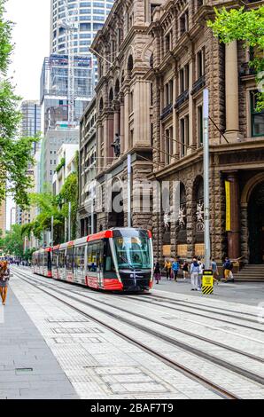 La ferrovia leggera passa davanti agli edifici del quartiere centrale degli affari nella città di Sydney, Australia Foto Stock