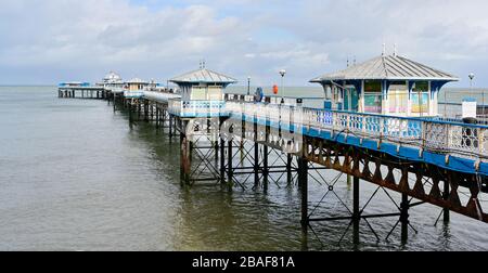 Molo di Llandudno che si affaccia sul mare in una giornata torbida Foto Stock