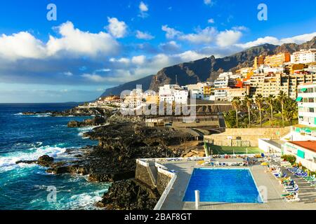 Impressionante Puerto de Santiago villaggio, Tenerife, Canary villaggio, Spagna. Foto Stock