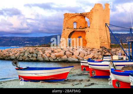 Vecchia torre saracena nel villaggio di Briatico,Calabria,Italia. Foto Stock