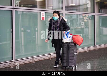 Edimburgo, Scozia, Regno Unito. 27 marzo 2020. Vista interna di un aeroporto di Edimburgo deserto durante la pandemia di coronavirus. Con pochissimi voli durante l'attuale crisi Covid-19 i passeggeri sono scarsi nell'edificio del terminal. Passeggero che indossa una maschera facciale . Iain Masterton/Alamy Live News Foto Stock