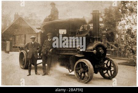 Una fotografia d'epoca di un vagone Foden Steam C1920 al servizio del North Yorkshire County Surveyor (UK), insieme a tre membri dello staff non identificati. Foden Trucks era una società britannica di produzione di autocarri e autobus, originaria di Elworth, nei pressi di Sandbach, nel 1856. Foto Stock