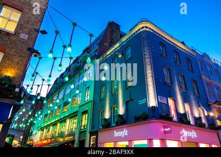 Negozi e facciate color pastello a Carnaby Street, Soho, Londra, Regno Unito Foto Stock