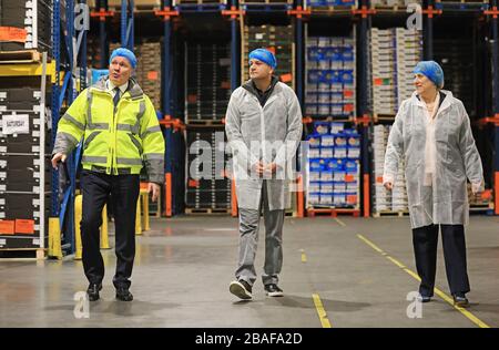 Credito obbligatorio Julien Behal Taoiseach Leo Varadkar (centro) durante una visita al grossista di frutta e verdura Total producete a Swords, Dublino con il Ministro degli Affari Heather Humphreys e Des McCoy MD da Total produces (a sinistra). Foto Stock