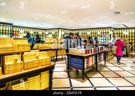 Interno del lussuoso TWG Tea Shop e Teahouse a Leicester Square, Londra, Regno Unito Foto Stock