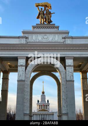 Mosca, Russia - 16 marzo 2020. L'ingresso principale del VDNH, Centro Espositivo per tutta la Russia, Foto Stock