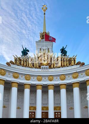 Mosca, Russia - 16 marzo 2020. Vista sul Padiglione Centrale n° 1 sul territorio di VDNKh (Centro Espositivo All-Russia, Foto Stock