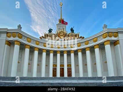 Mosca, Russia - 16 marzo 2020. Vista sul Padiglione Centrale n° 1 sul territorio di VDNKh (Centro Espositivo All-Russia, Foto Stock