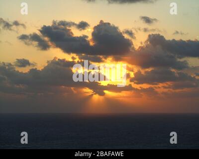 Bellissimo scenario del tramonto a Ghajn Tuffieha Bay, Riviera Bay, Isole Maltesi, Malta Foto Stock