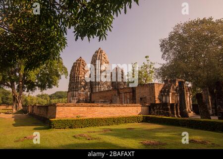 Il Tempio Wat si Sawai al Parco storico di Sukhothai nella Provinz Sukhothai in Thailandia. Thailandia, Sukhothai, novembre 2019 Foto Stock